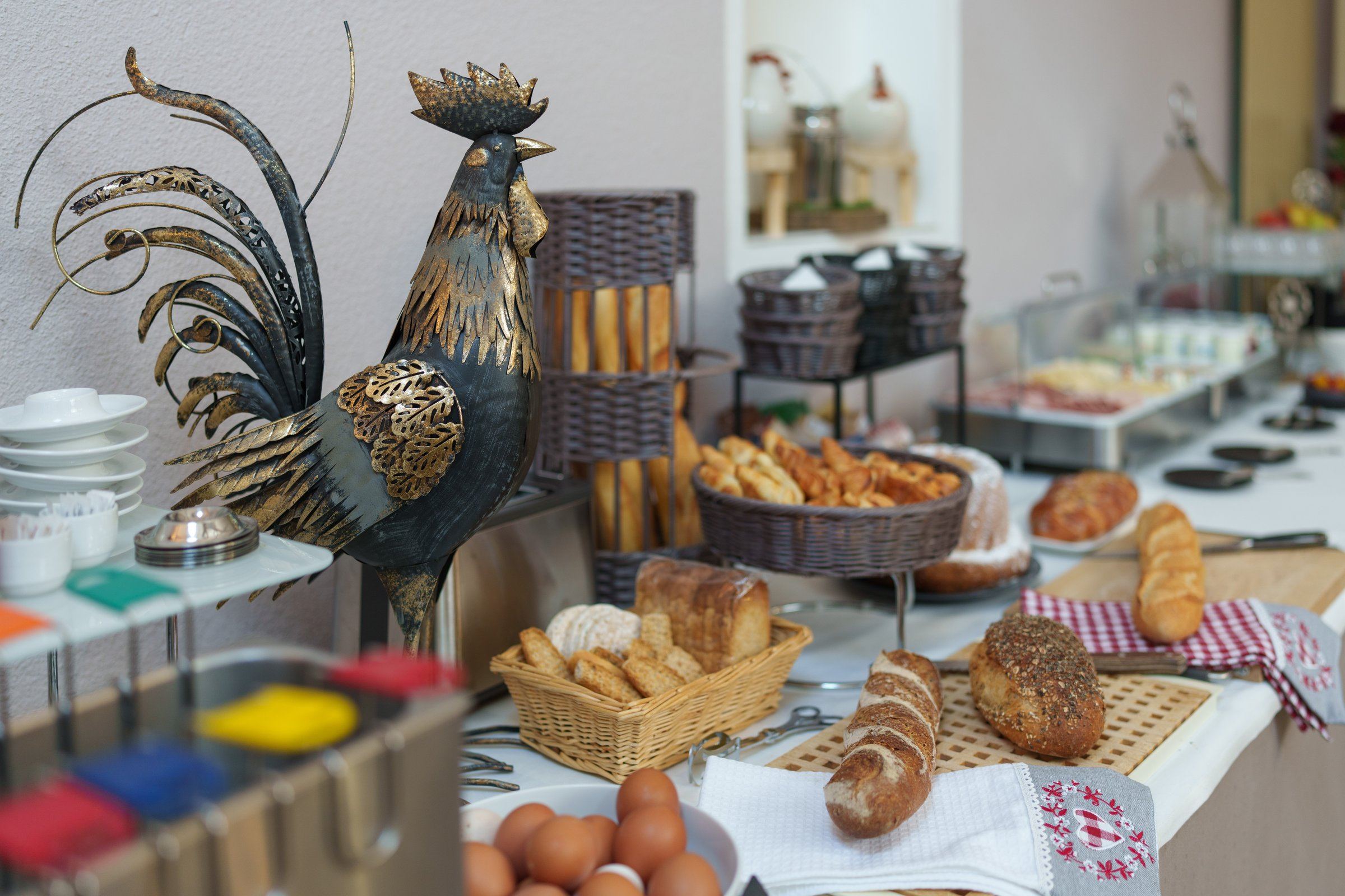 Buffet du petit-déjeuner et son coq alsacien emblématique