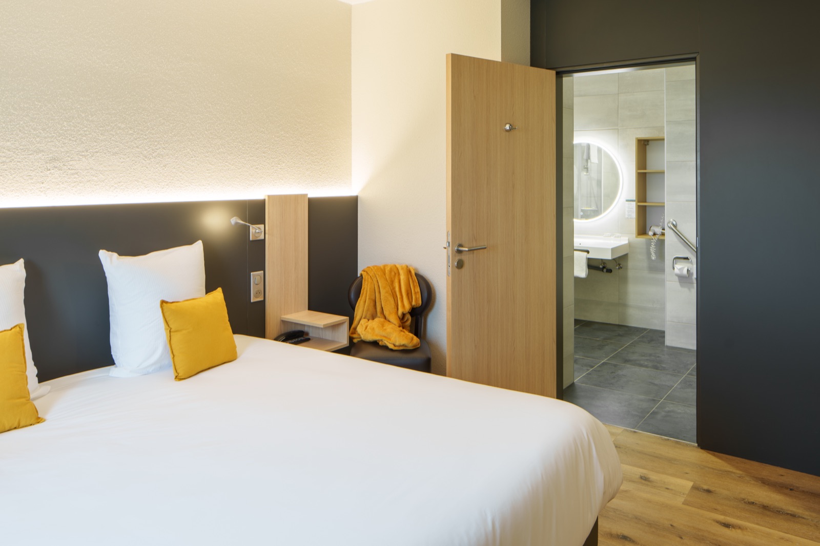 Chambre rénovée avec salle de bain attenante au Ritter’Hoft