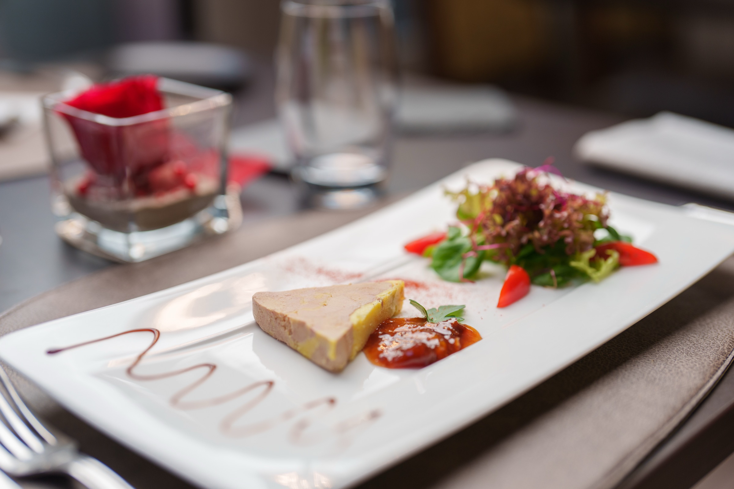 Foie gras poêlé et salade de saison servi au restaurant Ritter’Hoft