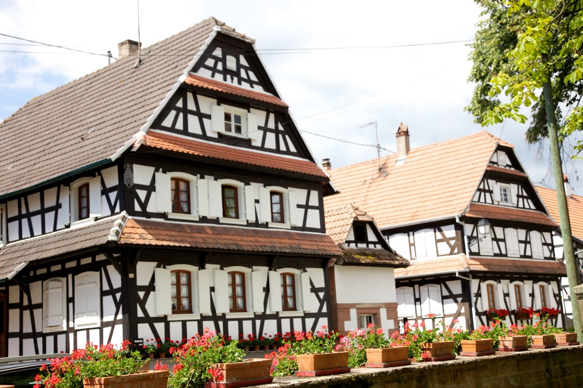 Maisons blanches à colombages du village de Hunspach
