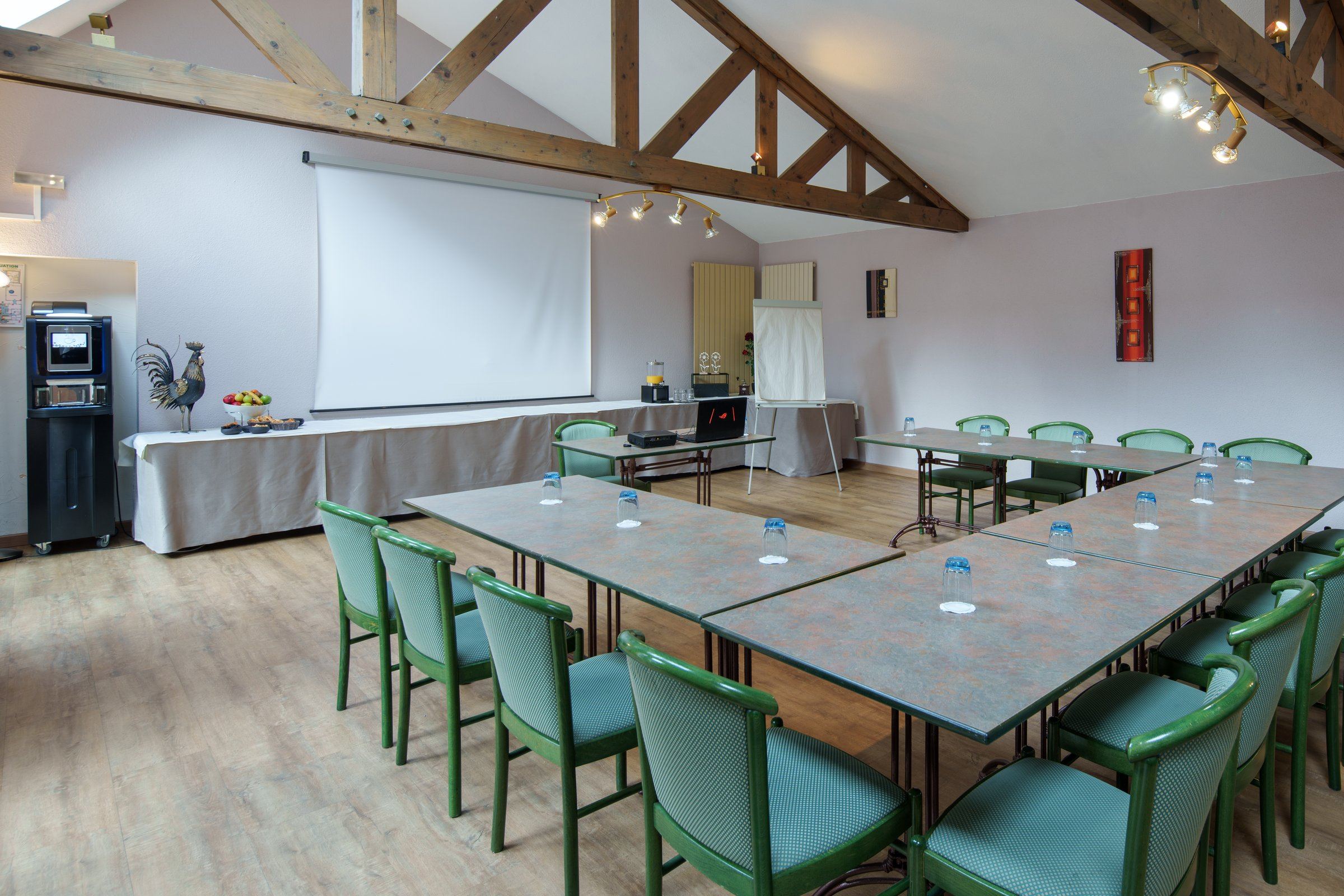 Salle de séminaire en configuration réunion sous charpente