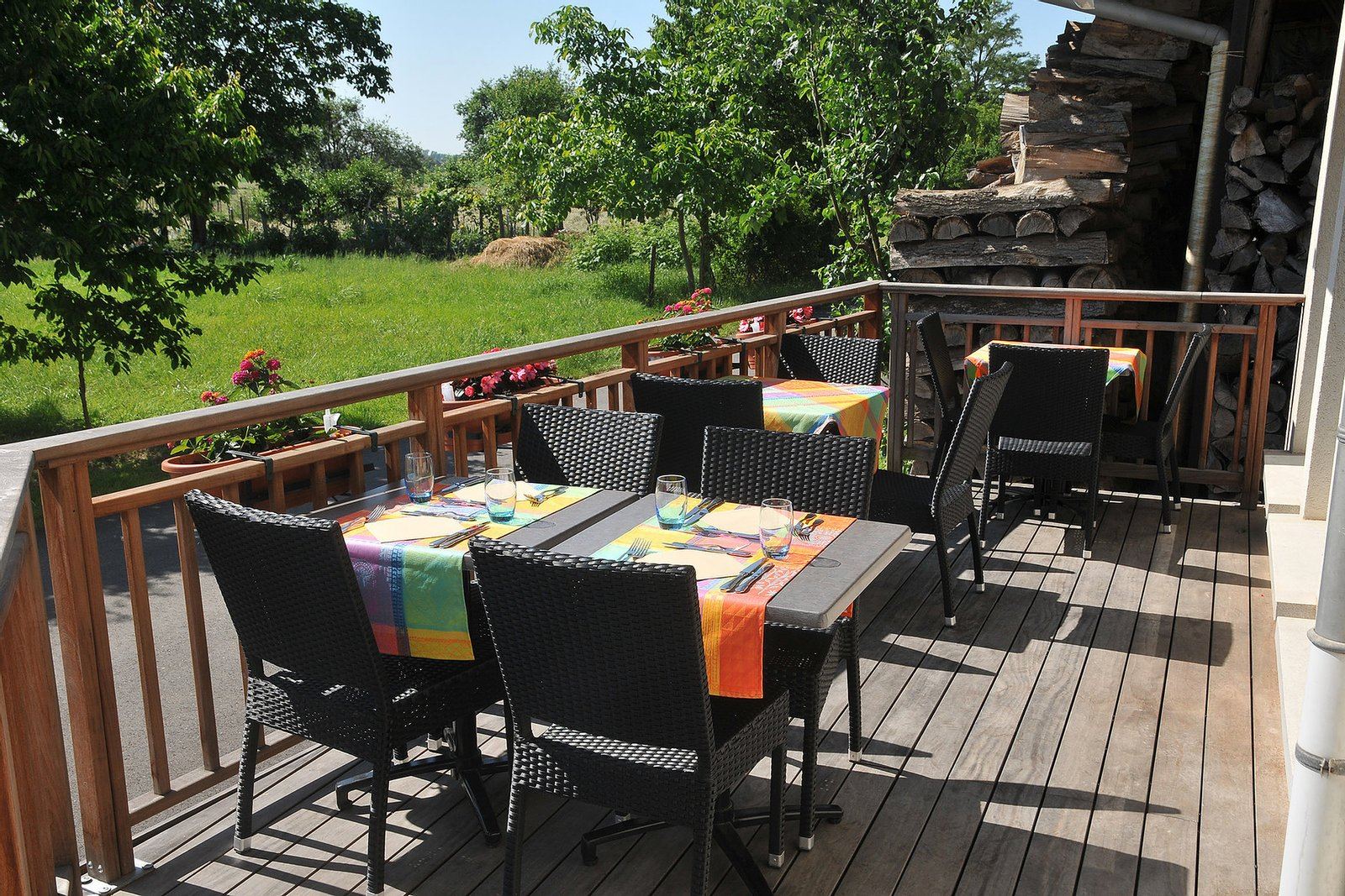 Terrasse arrière en bois ouverte sur la campagne alsacienne