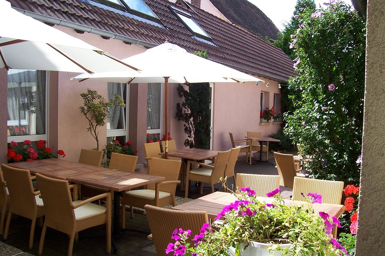 Terrasse avant fleurie avec parasols du Ritter’Hoft