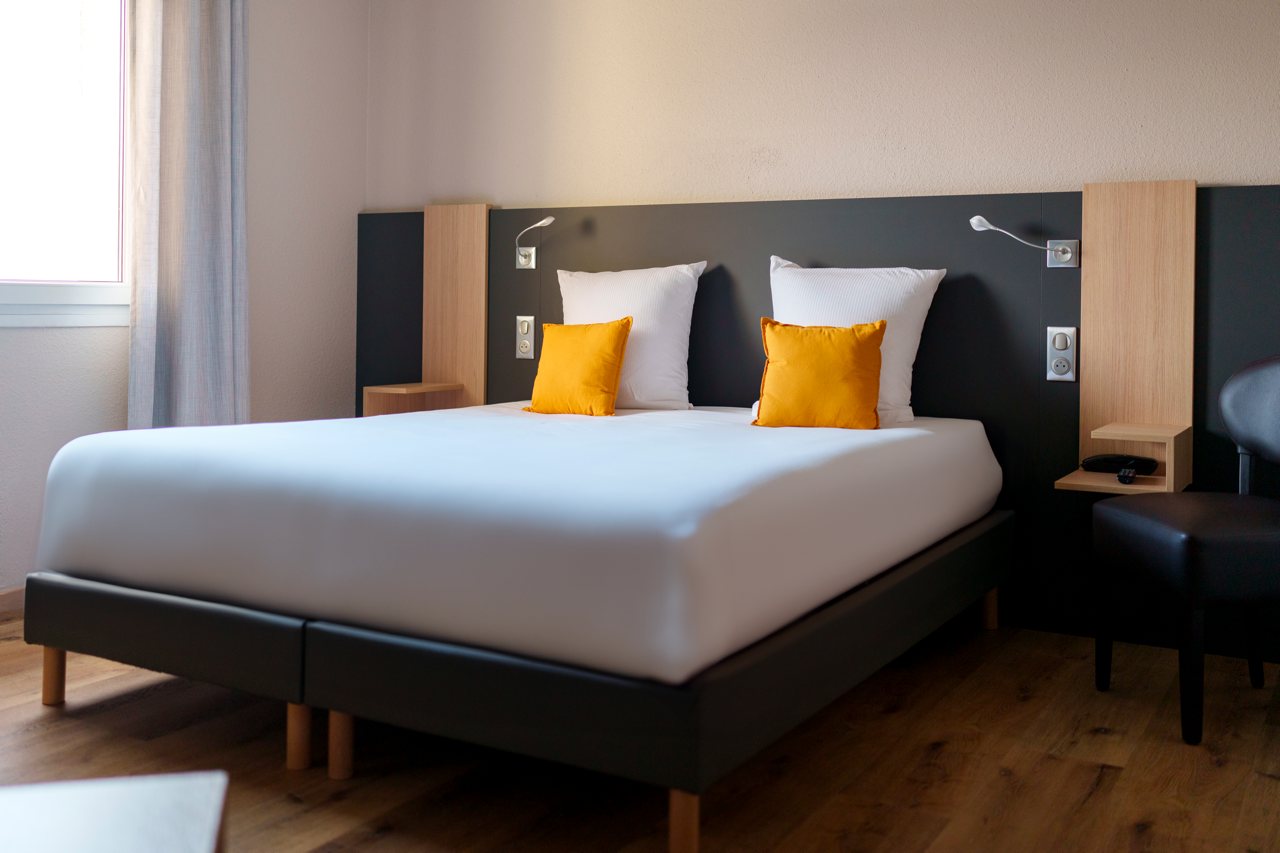 Chambre double rénovée avec espace bureau