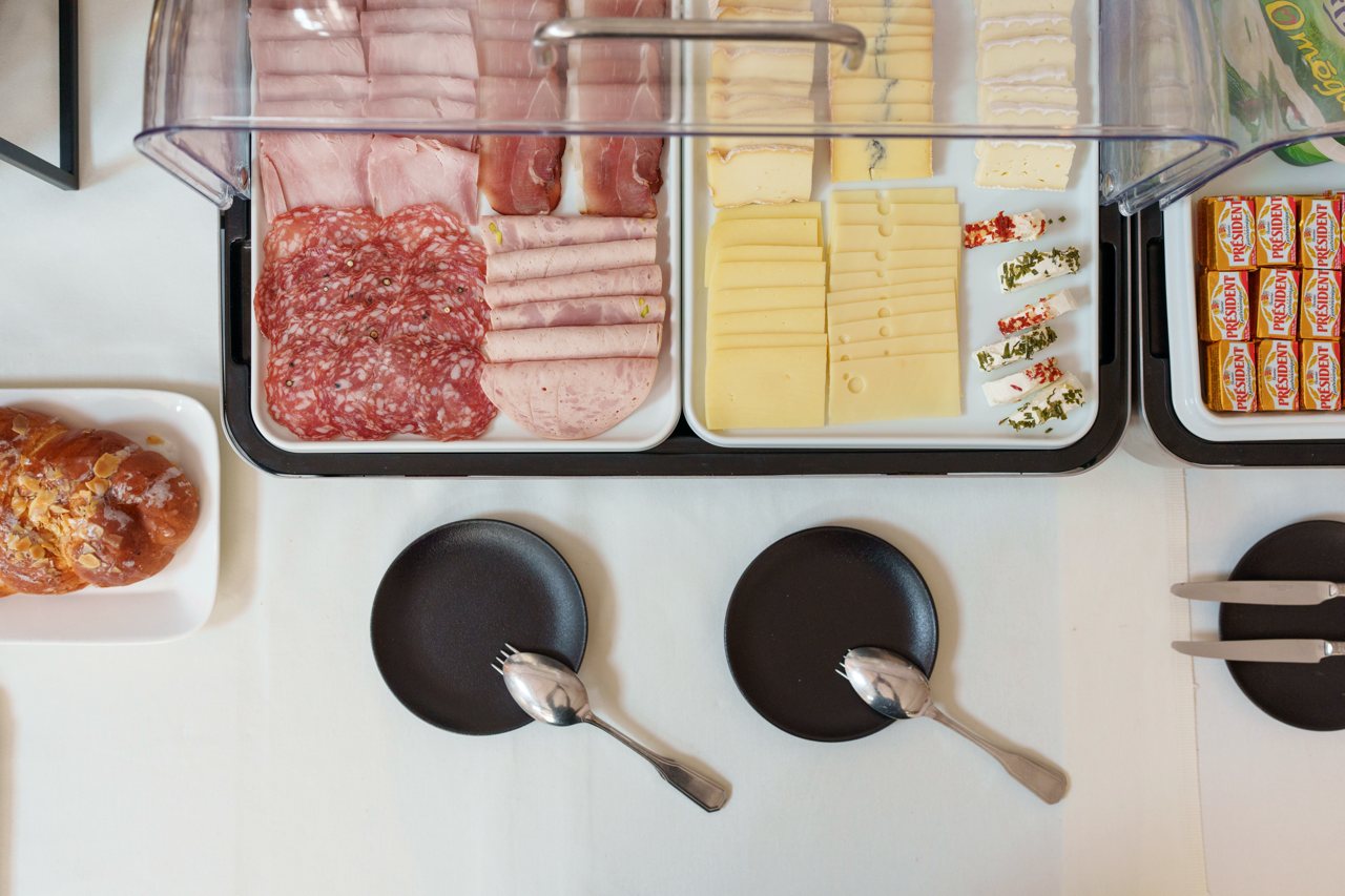 Charcuterie et fromages du buffet de petit-déjeuner