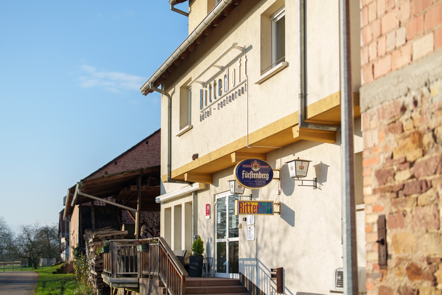Entrée de l’hôtel Ritter’Hoft ouvrant sur la campagne alsacienne