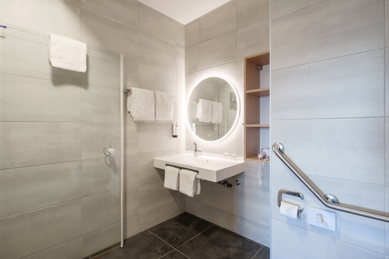 Salle de bain accessible avec douche à l’italienne