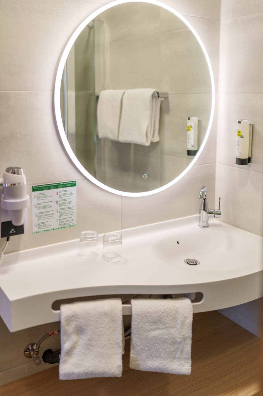 Salle de bain rénovée avec miroir lumineux